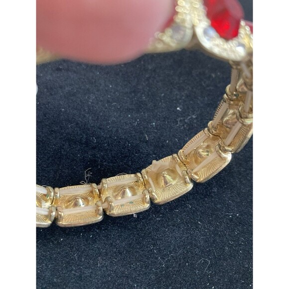 VINTAGE MONET RED AND CLEAR GLASS PANELED STRETCH GOLD TONE BRACELET - Picture 4 of 5